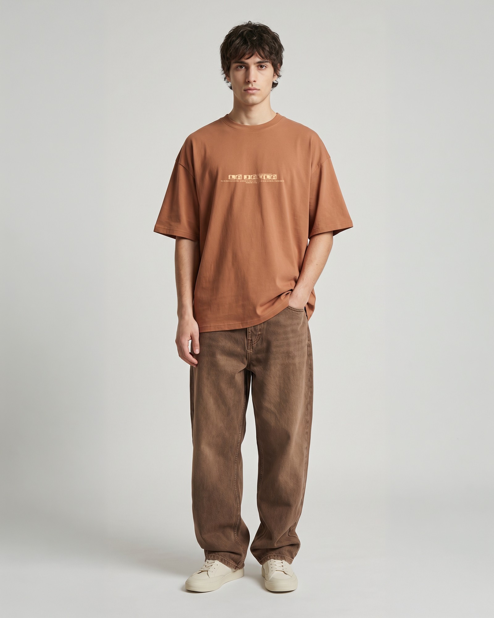 Camiseta hood Unisex Oversize modelo LA JAULA color mocha