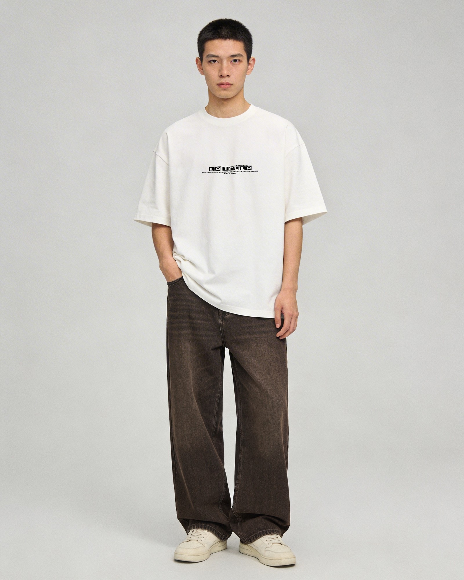 Camiseta hood Unisex Oversize modelo LA JAULA color blanco